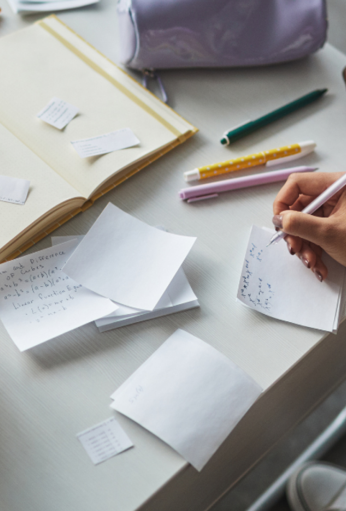 Billedet viser en studiegruppe, som arbejder med opgaveskrivning