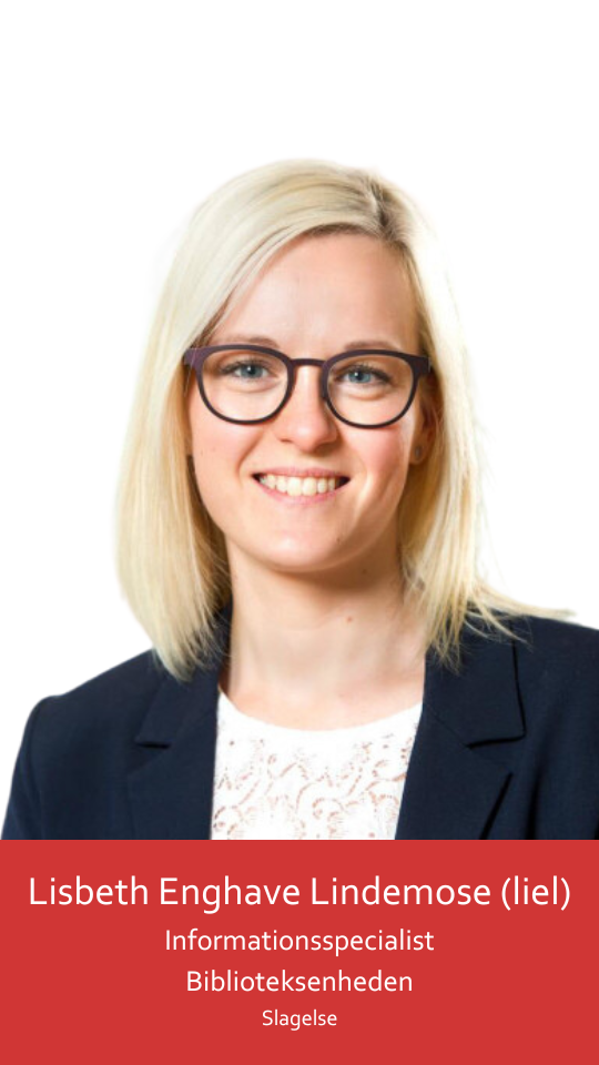 Billedet viser en ung kvinde iført afrundede lilla briller og et sort jakkesæt med en hvid skjorte med blonder under. Hun har skulderlangt, blondt hår, med en sideskilning i højre side. Hun smiler bredt og og viser sine hvide tænder og smilehuller.